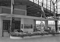 167269, Afbeelding van een tentoonstelling van producten van Hengelose industrieën op het perron van het N.S.-station Hengelo te Hengelo, ter gelegenheid van de opening van het nieuwe stationsgebouw., Schaik, W.P.F.M. van (Nederlandse Spoorwegen), fotograaf
