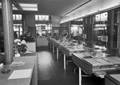152539, Interieur van het N.S.-station Nijmegen te Nijmegen: plaatskaartenkantoor met loketten., Nederlandse Spoorwegen, fotograaf