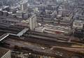 831996, Luchtfoto van het N.S.-station Utrecht C.S. (Centraal Station) en het kantoor- en winkelcentrum Hoog Catharijne., Meiresonne, L.J., fotograaf