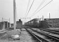 151190, Afbeelding van een diesel-electrisch treinstel DE 5 (serie 181-197, voorheen serie 51-68) van de N.S. door de dijkcoupure bij het N.S.-station Kruiningen-Yerseke., Nederlandse Spoorwegen, fotograaf