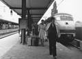 171399, Afbeelding van treinreizigers op het eerste perron (buurtsporen) van het N.S.-station Utrecht C.S. te Utrecht., Nederlandse Spoorwegen, fotograaf