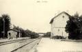 ISSE (Loire-Inférieure) - Un train quitte la gare.