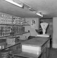 837128, Interieur van het N.S.-station Utrecht C.S. te Utrecht: magazijn van de restauratie, met de voorraad conservenblikken., Hessels, L. (Nederlandse Spoorwegen), fotograaf