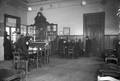 166266, Interieur van het N.S.-station Bergen op Zoom te Bergen op Zoom: wachtkamer 3e klasse., Nederlandse Spoorwegen, fotograaf