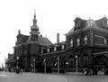 163785, Gezicht op het N.S.-station Delft te Delft, met versieringen in verband met de viering van het 100-jarig jubileum van het Delfts Studentencorps., Gerdessen, D.C. (Nederlandse Spoorwegen), fotograaf