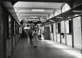 170247, Interieur van het N.S.-station Amersfoort te Amersfoort: traverse tussen de stationshal en de perrontrappen., Nederlandse Spoorwegen, fotograaf