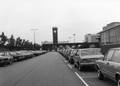154555, Gezicht op de P+R-parkeerplaats te Nijmegen met op de achtergrond het N.S.-station Nijmegen., Nederlandse Spoorwegen, fotograaf