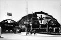 153794, Gezicht op de voorgevel van het versierde N.S.-station Amsterdam Weesperpoort te Amsterdam ter gelegenheid van het 100-jarig bestaan van de N.S.., Nederlandse Spoorwegen, fotograaf