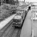 854144, Afbeelding de electrische locomotief nr. 1208 (serie 1200) van de N.S. met een trein langs het derde perron van het N.S.-station Arnhem te Arnhem., Nederlandse Spoorwegen, fotograaf