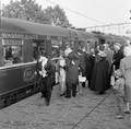 854182, Afbeelding van de extra trein voor het Wageningse Studentencorps bestaande uit 10 restauratierijtuigen van Wagons Lits op het N.S.-station Ede-Wageningen te Ede, tijdens de viering van het 17e lustrum van het studentencorps, waarbij de studenten dineerden in de trein die van Ede via Utrecht en Geldermalsen naar Nijmegen reed., Nederlandse Spoorwegen, fotograaf