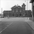 166810, Gezicht op het N.S.-station Almelo te Almelo., Hessels, L. (Nederlandse Spoorwegen), fotograaf