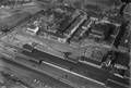 120031, Luchtfoto van het Stationsplein te Utrecht, uit het zuidwesten. Op de voorgrond het Centraal Station, rechts de Westerstraat, in het midden de Stationsstraat en linksboven de Leidseweg en het Leidseveer., KLM Aerocarto, fotograaf