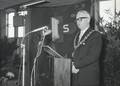 171101, Afbeelding van burgemeester J.G.S. Bruinsma van Beverwijk tijdens zijn toespraak bij de opening van het nieuwe N.S.-station Beverwijk., Hessels, L. (Nederlandse Spoorwegen), fotograaf