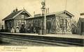 165184, Gezicht op het H.S.M.-station Giessendam-Oudekerk te Giessendam, met links wachterswoning nr. 71.