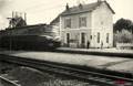 CERCOTTES (Loiret) - La Gare et le Train passant en vitesse.