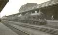 170037, Afbeelding van een trein langs het perron van het N.S.-station Roosendaal te Roosendaal, met twee stoomlocomotieven uit de serie 2100 (voorop nr. 2103) van de N.S., Onbekend