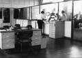 165677, Interieur van het N.S.-station Kerkrade West te Kerkrade: plaatskaartenkantoor., Nederlandse Spoorwegen, fotograaf