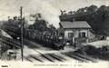 2 - VILLEDIEU les POELES (Manche) - La gare, le train passant au passage à niveau.