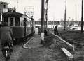 402157, Gezicht op de Leidseweg te Utrecht, tijdens werkzaamheden ten behoeve van verbreding van de weg, met links een electrische tram van de N.B.M. en op de achtergrond de Buurtsporen van het Centraal Station aan het Stationsplein., Hofland, L.H., fotograaf