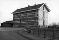 150813, Gezicht op de voor- en zijgevel van het N.S.-station Warffum te Warffum., Nederlandse Spoorwegen, fotograaf