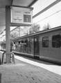 171277, Afbeelding van de intercity naar Groningen/Leeuwarden (mat. 1954) langs het eerste perron van het N.S.-station Amersfoort te Amersfoort, met links de centrale treinaanwijzer (CTA)., Nederlandse Spoorwegen, fotograaf