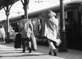155075, Afbeelding van enkele reizigers met bagage op een perron van het N.S.-station Utrecht C.S. te Utrecht met een internationale trein., Nederlandse Spoorwegen, fotograaf