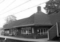 150587, Gezicht op de perronzijde van het N.S.-station Putten te Putten., Nederlandse Spoorwegen, fotograaf
