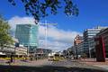816106, Gezicht op het Stationsplein met het streekbusstation te Utrecht, vanaf de hoek met de Laan van Puntenburg. Links het N.S.-station Utrecht Centraal met de Katreinetoren en rechts de gebouwen van het kantoor- en winkelcentrum Hoog Catharijne., Het Utrechts Archief, fotograaf