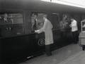 167963, Afbeelding van het verkopen van koffie aan treinreizgers in een Belgische trein op het perron van het N.S.-station Roosendaal te Roosendaal., Nederlandse Spoorwegen, fotograaf