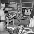 837132, Interieur van de restauratie van het N.S.-station Utrecht C.S. te Utrecht: koks bereiden broodjes voor de lunch., Hessels, L. (Nederlandse Spoorwegen), fotograaf