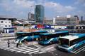 814821, Gezicht op een deel van het tijdelijke Busstation West aan de Mineurslaan te Utrecht, met op de achtergrond de in aanbouw zijnde OV-terminal en het Centraal Station., Het Utrechts Archief, fotograaf