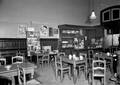 166081, Interieur van het N.S.-station Hoogeveen te Hoogeveen: wachtkamer 3e klasse., Nederlandse Spoorwegen, fotograaf