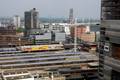 816979, Overzicht van het Centraal Station en het kantoor- en winkelcentrum Hoog Catharijne te Utrecht, vanaf de hoogste verdieping van het NH Utrecht Hotel (Jaarbeursplein 24), met rechts een gedeelte van het in aanbouw zijnde Stadskantoor aan de Mineurslaan., Lansink, V.M., fotograaf