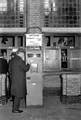 152533, Afbeelding van een plaatskaartenautomaat in de hal van het N.S.-station Naarden-Bussum te Bussum., Nederlandse Spoorwegen, fotograaf