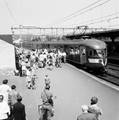 824748, Afbeelding van drukte met treinreizigers bij het in- en uitstappen bij een electrisch treinstel mat. 1946 van de N.S. op het N.S.-station Valkenburg., Nederlandse Spoorwegen, fotograaf