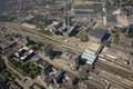 802608, Luchtfoto van het N.S.-station Utrecht C.S. (Centraal Station) en het kantoor- en winkelcentrum Hoog Catharijne te Utrecht, uit het noordoosten; op de achtergrond het Hoofdkantoor Rabobank Nederland (Croeselaan 18) en de Jaarbeursgebouwen aan de Croeselaan., Het Utrechts Archief, fotograaf