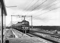 155000, Afbeelding van een electrisch treinstel mat. 1954 (plan P) van de N.S. langs het pas gebouwde perron van het N.S.-station Rotterdam Alexander te Rotterdam., Nederlandse Spoorwegen, fotograaf