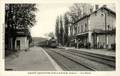 SAINT-QUENTIN FALLAVIER (Isère) - La gare et l'arrivée d'un train.