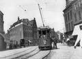 72581, Afbeelding van de electrische tram nr. 30 op lijn 4 (Centraal Station-Oudwijk) in de Voorstraat te Utrecht; links de ingang van de Predikherenstraat; rechts het huis Voorstraat 5., Moesman, Joh. A., fotograaf/graficus/tekenaar