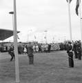 858591, Afbeelding van de ceremonie op het voorplein tijdens de opening van het nieuwe N.S.-station Beverwijk., Hessels, L. (Nederlandse Spoorwegen), fotograaf