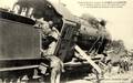 Tamponnement en gare de SABLE-sur-SARTHE (Sarthe) par le train rapide Angers-Paris le 28 Septembre 1910.
5 - La machine du rapide vue de droite - Editeur : J. Malicot, photographe à Sablé-sur-Sarthe.