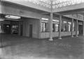 834120, Interieur van het nieuwe N.S.-station Hengelo te Hengelo: hal, met loketbalie en links de perrontunnel., Schaik, W.P.F.M. van (Nederlandse Spoorwegen), fotograaf