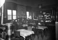 166079, Interieur van het N.S.-station Assen te Assen: wachtkamer 3e klasse., Nederlandse Spoorwegen, fotograaf