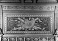 156750, Afbeelding van een geschilderde wapenuitrusting in het trappenhuis van het Koninklijk paviljoen van het N.S.-station Den Haag H.S. te Den Haag., Nederlandse Spoorwegen, fotograaf