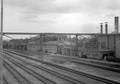 20029, Gezicht op het emplacement van het N.S.-station Utrecht Maliebaan te Utrecht, met de achterzijde van het stationsgebouw (Nederlands Spoorwegmuseum)., Smilda, G.J.C.A., fotograaf