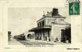 BEAUMONT le ROGER (Eure) - La Gare et l'arrivée d'un Train.