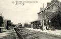 100 - CHAMBLY (Oise) - Un train arrive en gare de Chambly - Editeur : G. Froment, buraliste.