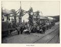 801271, Gezicht op het versierde N.C.S.-station Nijkerk te Nijkerk, tijdens de viering van het 50-jarig jubileum van de N.C.S. (Nederlandse Centraal Spoorweg-Maatschappij). met poserend spoorwegpersoneel., Onbekend