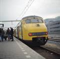 849402, Afbeelding van een electrisch treinstel plan V (mat. 1964) van de N.S. langs het zesde perron van het N.S.-station Utrecht Centraal te Utrecht., Peeters, N.M., fotograaf/schilder