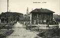 ESCHES (Oise) - La gare et le passage à niveau - Editeur : Lestuvée, buraliste.